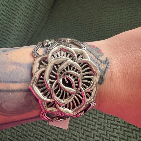 Kendra Scott Ansel Rose Statement Cuff in Vintage Silver - Picture 5 of 6